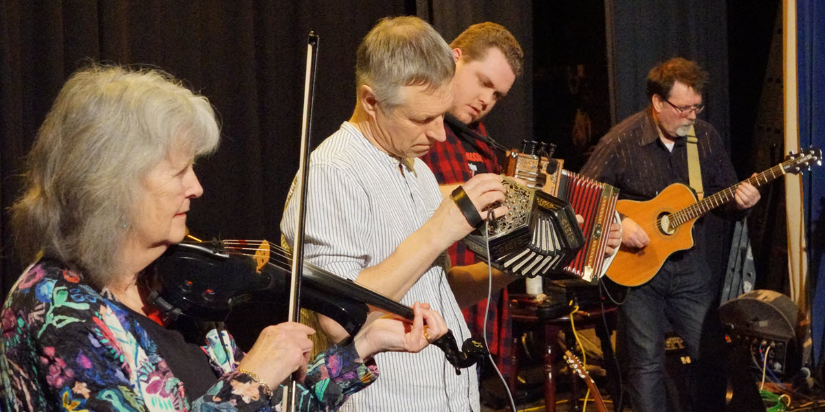 Geckoes playing at Oxfolk, February 2020