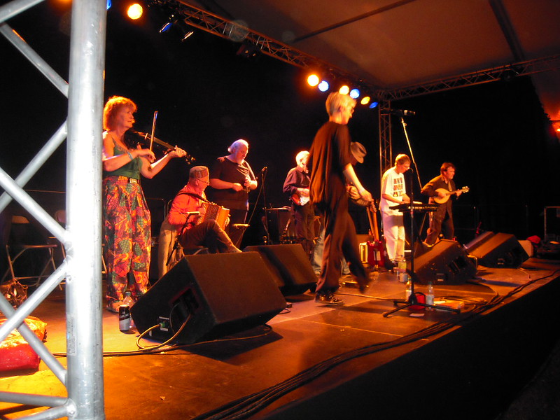 Geckoes at Towersey Festival 2011, with Sheena Masson