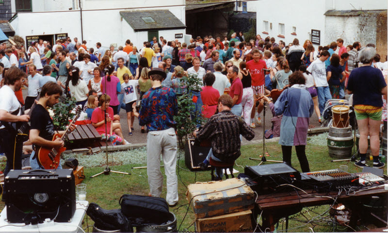 Geckoes playing teh Anchor Gardens ceilidh, Sidmouth 1995